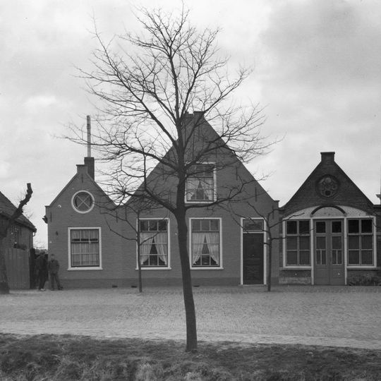 Huis met geverfde tuitgevel