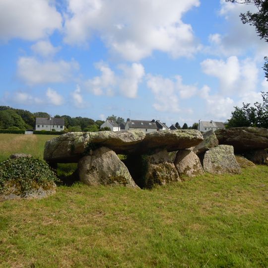 Kergoustance gallery grave