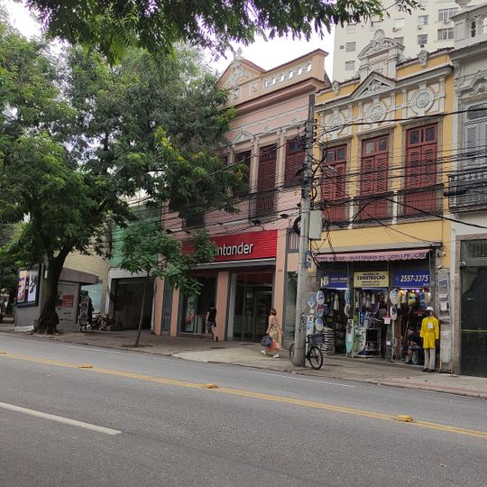 Edifício à rua das Laranjeiras, nº 404