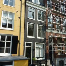 Pand met gevel onder rechte lijst met dakkapel