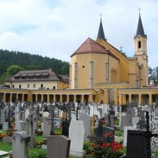 Unsere Liebe Frau mit Friedhofskapelle, Arkaden und Friedhof in Bruneck