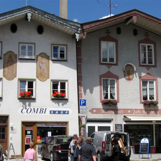Wohnhaus mit Laden