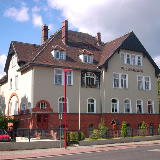 Verwaltungsgebäude des Bahnbetriebswerkes, später Klubhaus der Eisenbahner, heute Wohnhaus Steinstraße 1