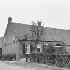 Pand met naast de ingang een stichtingssteen met de naam resemans en het jaartal 1860