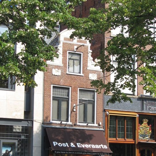 Pandje met aan de top rijk met beeldhouwwerk versierde halsgevel