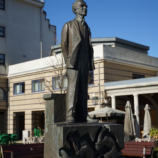 Statue of José Régio