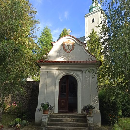Kapliczka przykościelna w Trzebinie