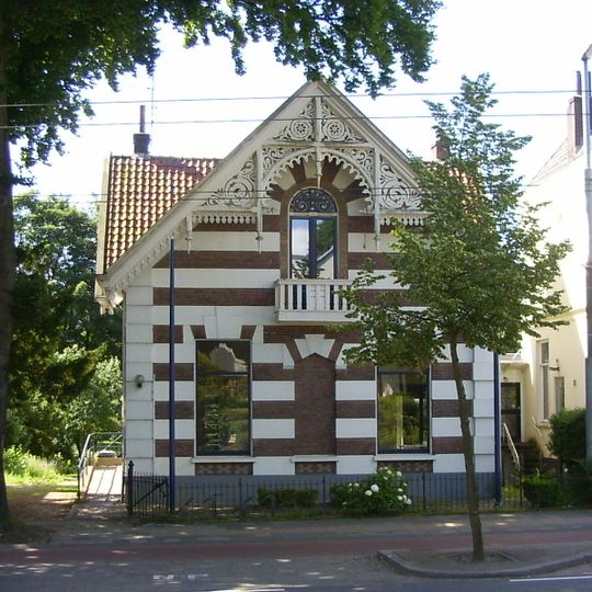 Villa met invloeden van Neo-Renaissance en Chalet-stijl voorzien van hek