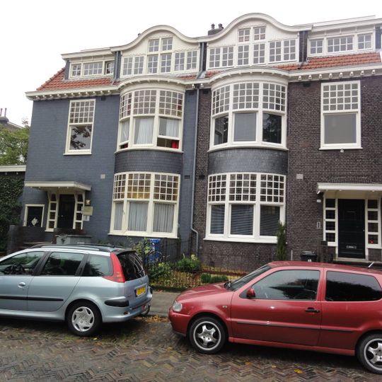 Dubbel herenhuis met hek, thans tandartspraktijk en kamerverhuur