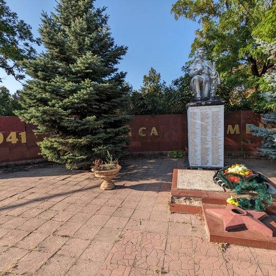 Mormânt comun al 82 ostași