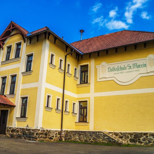 Umfriedung, Volksschule