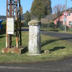 Milník na rozcestí u hasičárny v Lobendavě