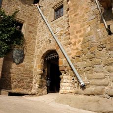 Portal i restes de fortificació de l'Aranyó