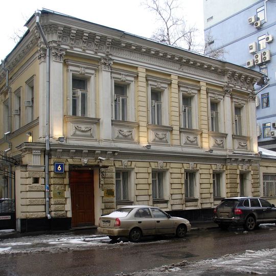 Главный дом городской усадьбы И.Г. Урина с оградой