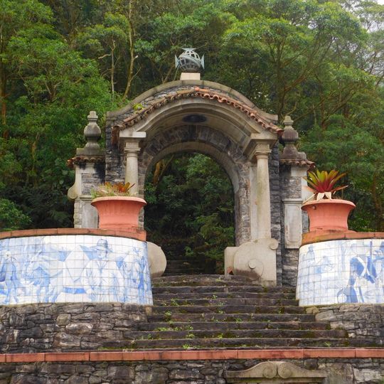 Estrada do Lorena, Monumentos de Victor Dubugras e Área de Mata Circundante