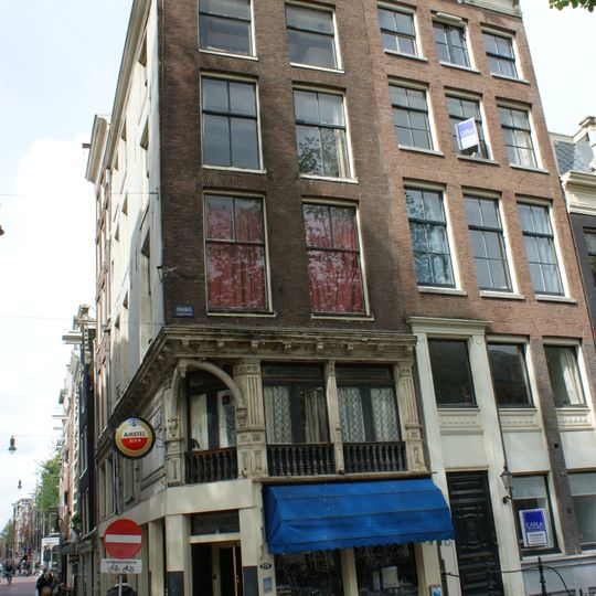 Hoekhuis met voorgevel onder rechte lijst en overgebouwde zijgevel