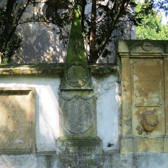 Tři náhrobky v ohradní zdi na hřbitově