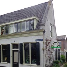 Pand met lage gepleisterde lijstgevel