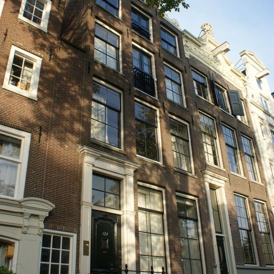 Pand met halsgevel met gedeelde vleugelstukken en palmet in de afdekking