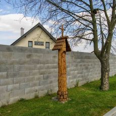 Dřevěná socha Panny Marie v Pňovicích na rozcestí