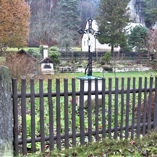 Kříž v zahradě domu 62 ve Všemilech