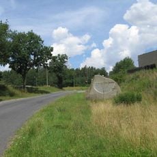 Kamenné sluneční hodiny u lomu severně od Slatiny