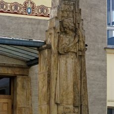 Vlys vlevo od vchodu do Národního domu v Prostějově