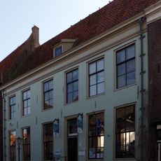 Huis met gevel onder lijst voor middeleeuw pand, dat oudtijds deel uitmaakte van het agnietenklooster