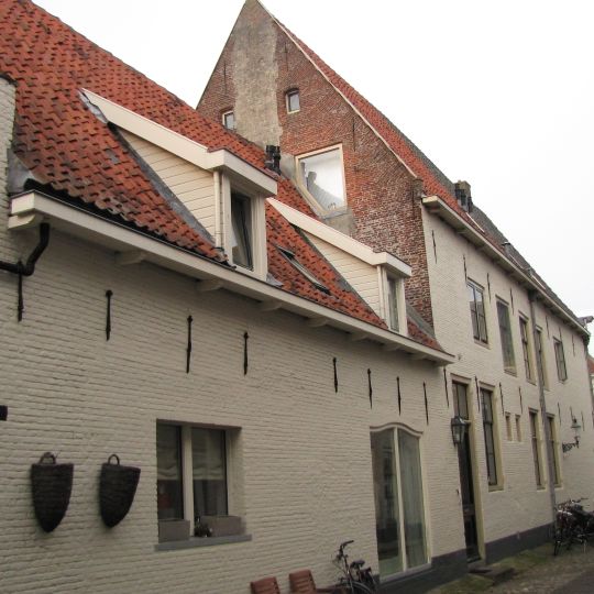 Pand met zadeldak, muur- en hijsankers, in de top bloemanker