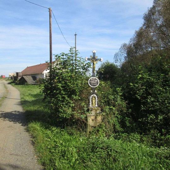 Kříž východně od Štichovic u zemědělského areálu