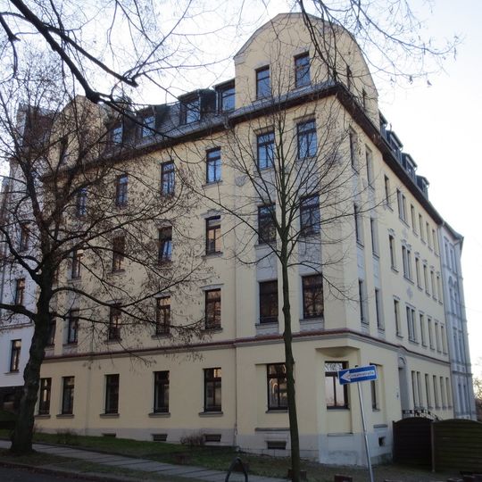 Mietshaus in geschlossener Bebauung in Ecklage mit Vorgarten Hilbersdorfer Straße 52