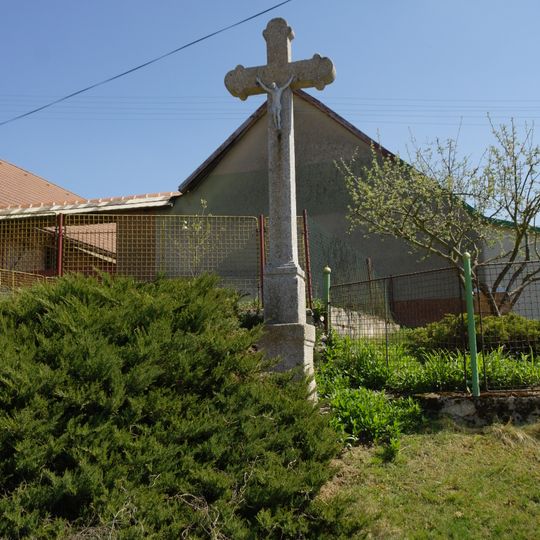 Kříž na návsi v Hrzíně