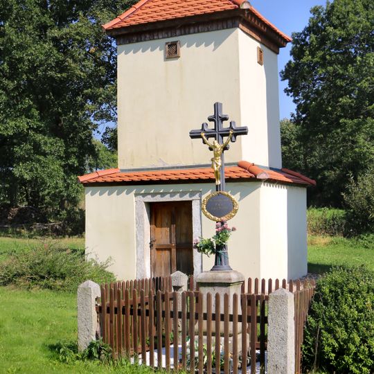 Kříž u kaple v Benátkách