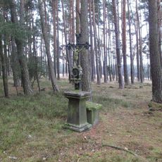 Kříž v lese východně od Žebnice