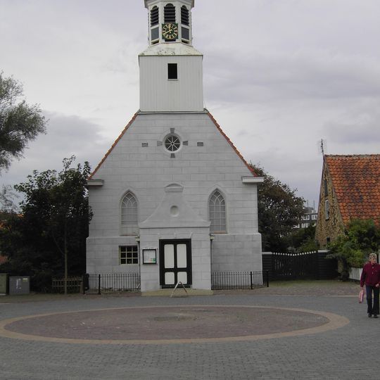 Hervormde Kerk. Zaalkerkje van opnieuw gebruikte baksteen, boven de voorgevel een klokkekoepeltje. Mechanisch torenuurwerk uit de 17de eeuw, voorzien van elektrische opwinding