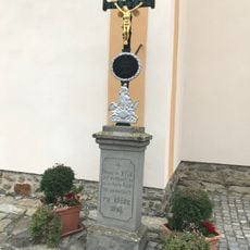Kříž u kostela sv. Jiljí v Hartvíkovicích