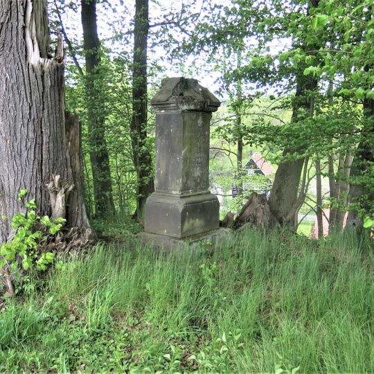 Kříž u cesty ke hřbitovu ve Velenicích