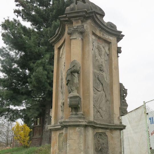 Výklenková kaplička s reliéfy