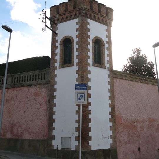 Ca l'Oliveras, restes de parets i la Torre Almeda
