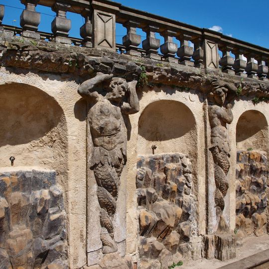 Kašny u zdi terasy zámku v Zákupech