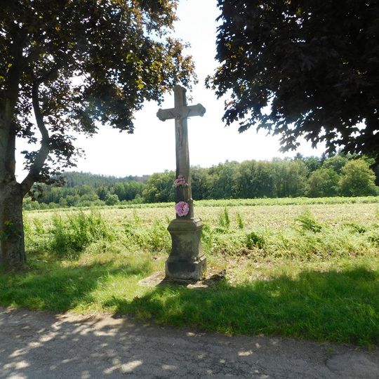 Kříž u zemědělského areálu v Chýšné