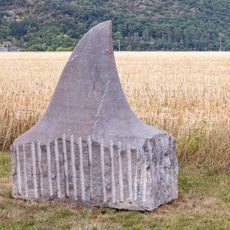 Plastika Žralok červený na Cestě mramoru v Dobřichovicích