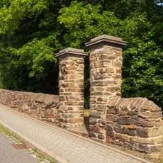 Zwei Torpfeiler der historischen Grubenanlage Churprinz Hauptstraße 7 (gegenüber)