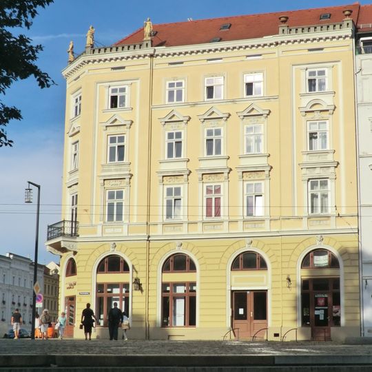 Wohn- und Geschäftshaus mit Läden in geschlossener Bebauung, Eckhaus Demianiplatz 3