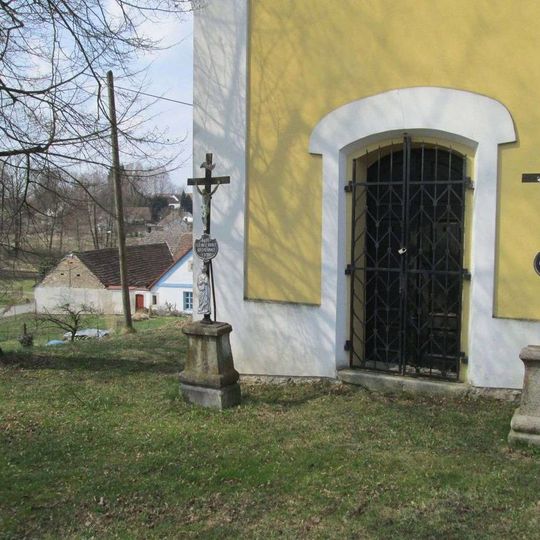 Kříž v Třebějicích před kaplí vlevo