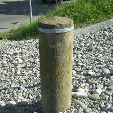 Zwei Postmeilensteine und zwei Prellsteine