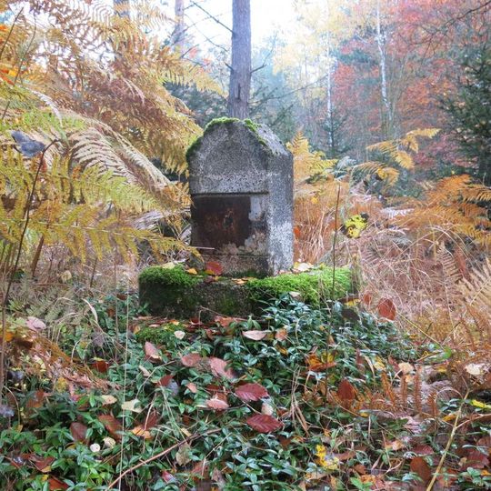 Pomník zvaný Švédský u lesní cesty východně od Tisé