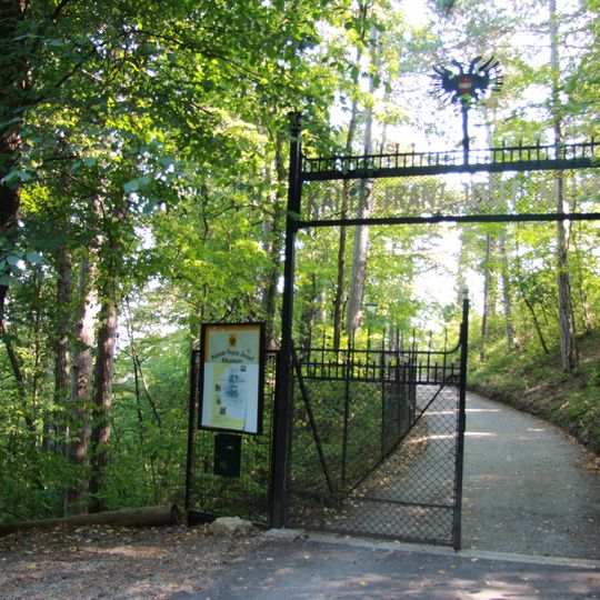 Zufahrtsportal und Gitterzaun Franz-Josef-Museum