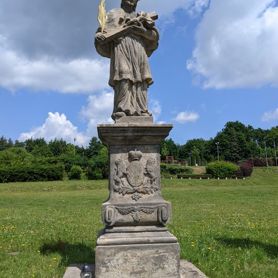 Socha svatého Jana Nepomuckého u silnice k zámku Sychrov