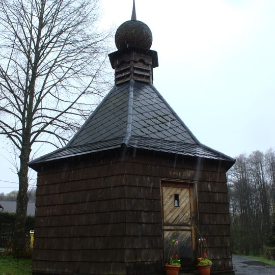 Dřevěná kaple na rozcestí ve středu obce Městiště